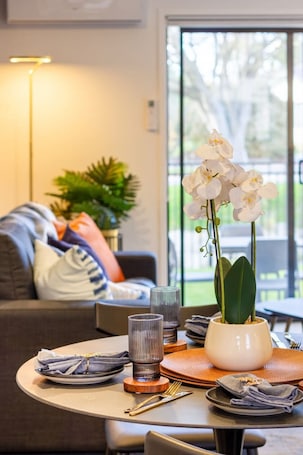 スマートテレビ. Cozy 2-Bed: Near City Biking and Trails