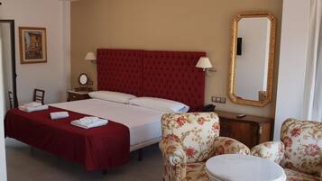 Junior suite, balkon, gedeeltelijk uitzicht op meer | Een bureau, een laptopwerkplek, gratis wifi, beddengoed