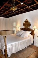 Escritorio, espacio para trabajar con laptop y wifi gratis 