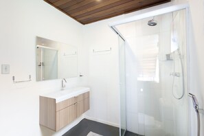 Deluxe-Chalet, Gartenblick | Badezimmer | Haartrockner, Handtücher, Seife, Shampoo