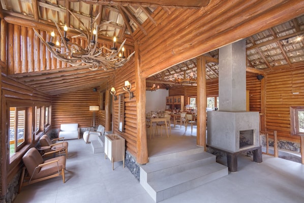 TV de tela plana 65 polegadas com canais digitais, lareira, Netflix