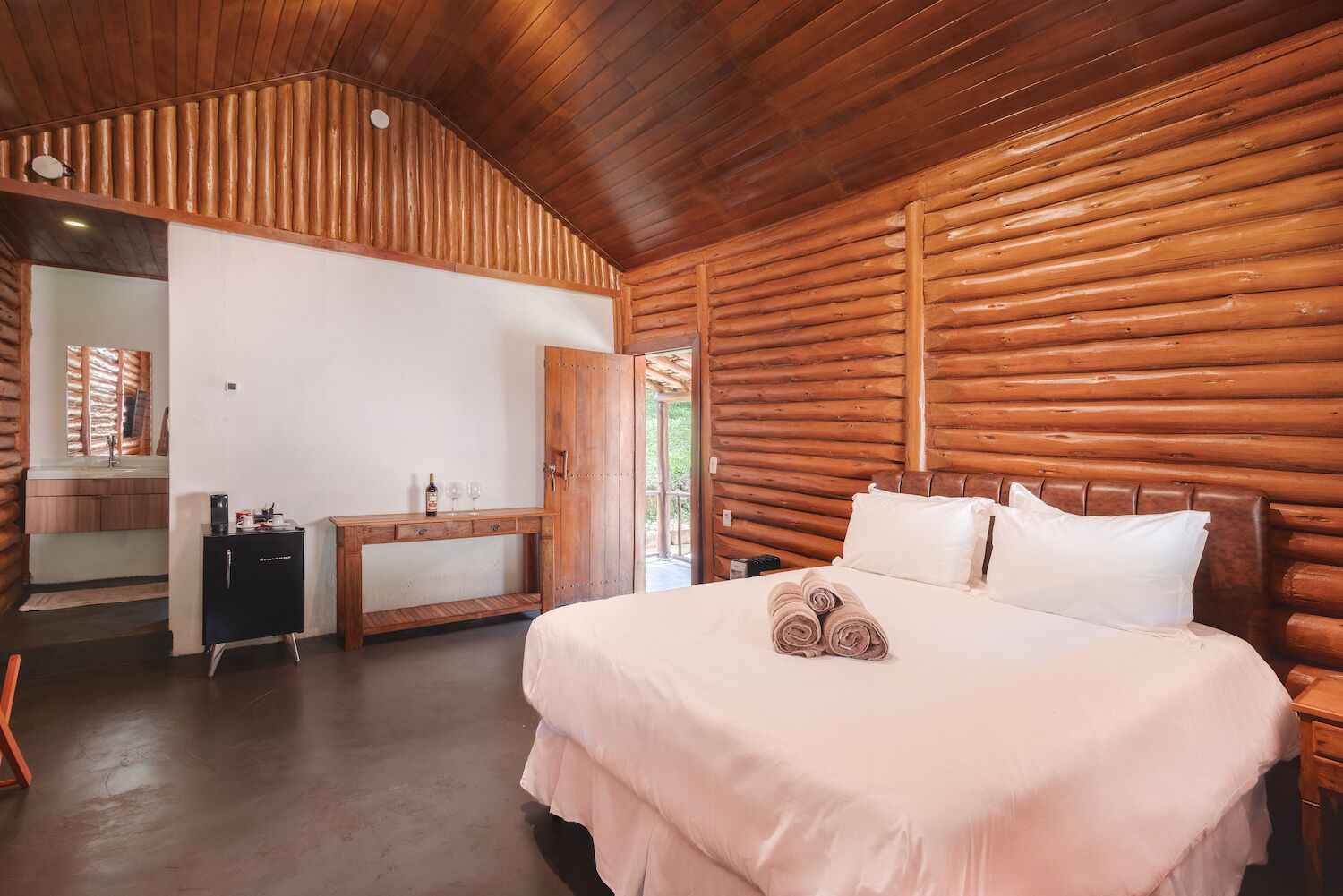 Chalé conforto | 1 quarto, roupas de cama premium, frigobar