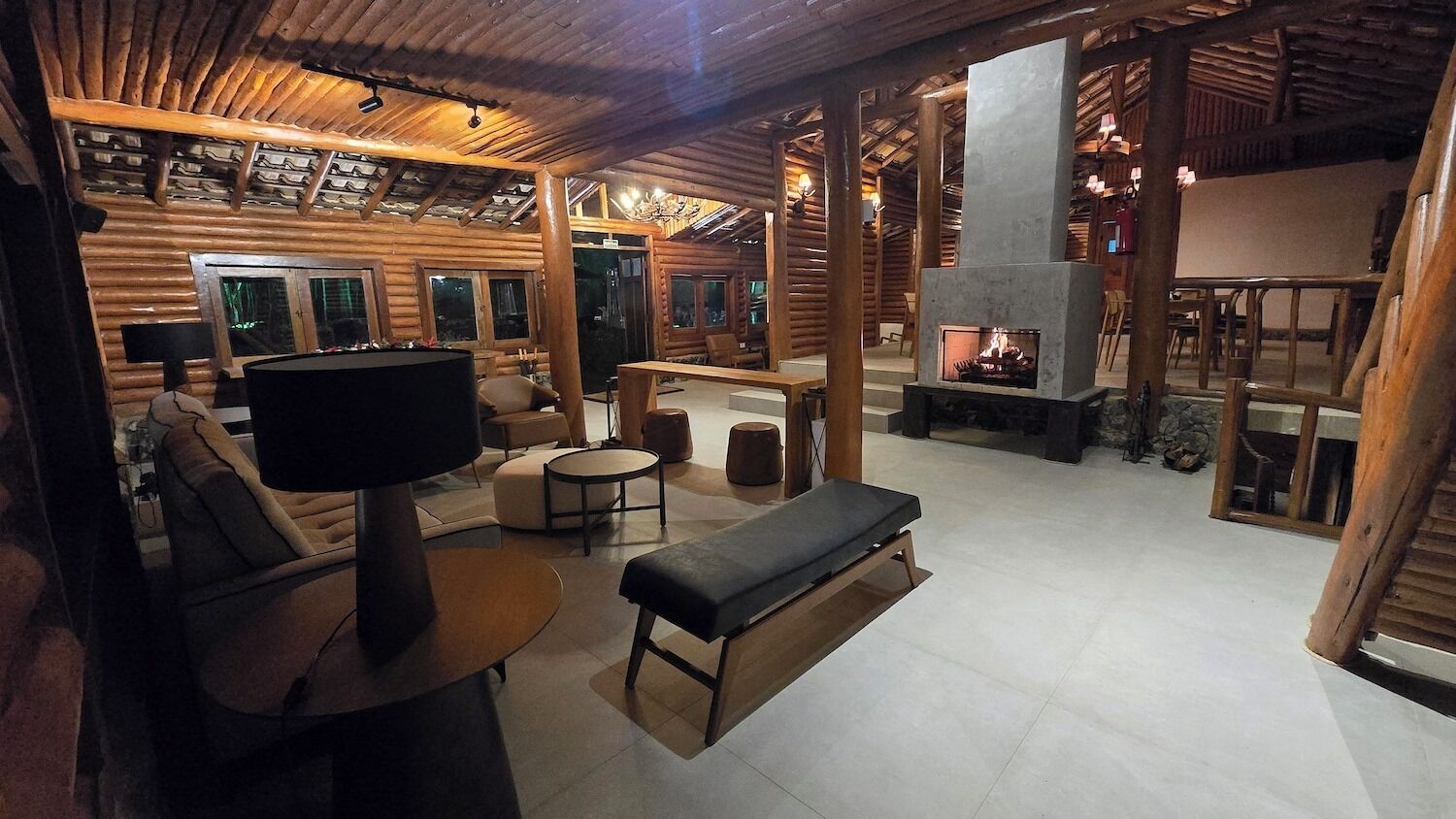 TV de tela plana 65 polegadas com canais digitais, lareira, Netflix