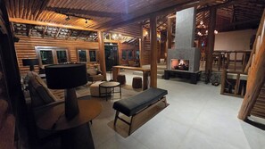 En 65-tommers Flatskjerm-TV med digitale kanaler samt peis og Netflix