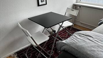 1 habitación, tabla de planchar con plancha, wifi gratis y ropa de cama