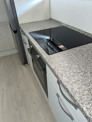 Refrigerador, microondas, horno y parrilla de estufa 