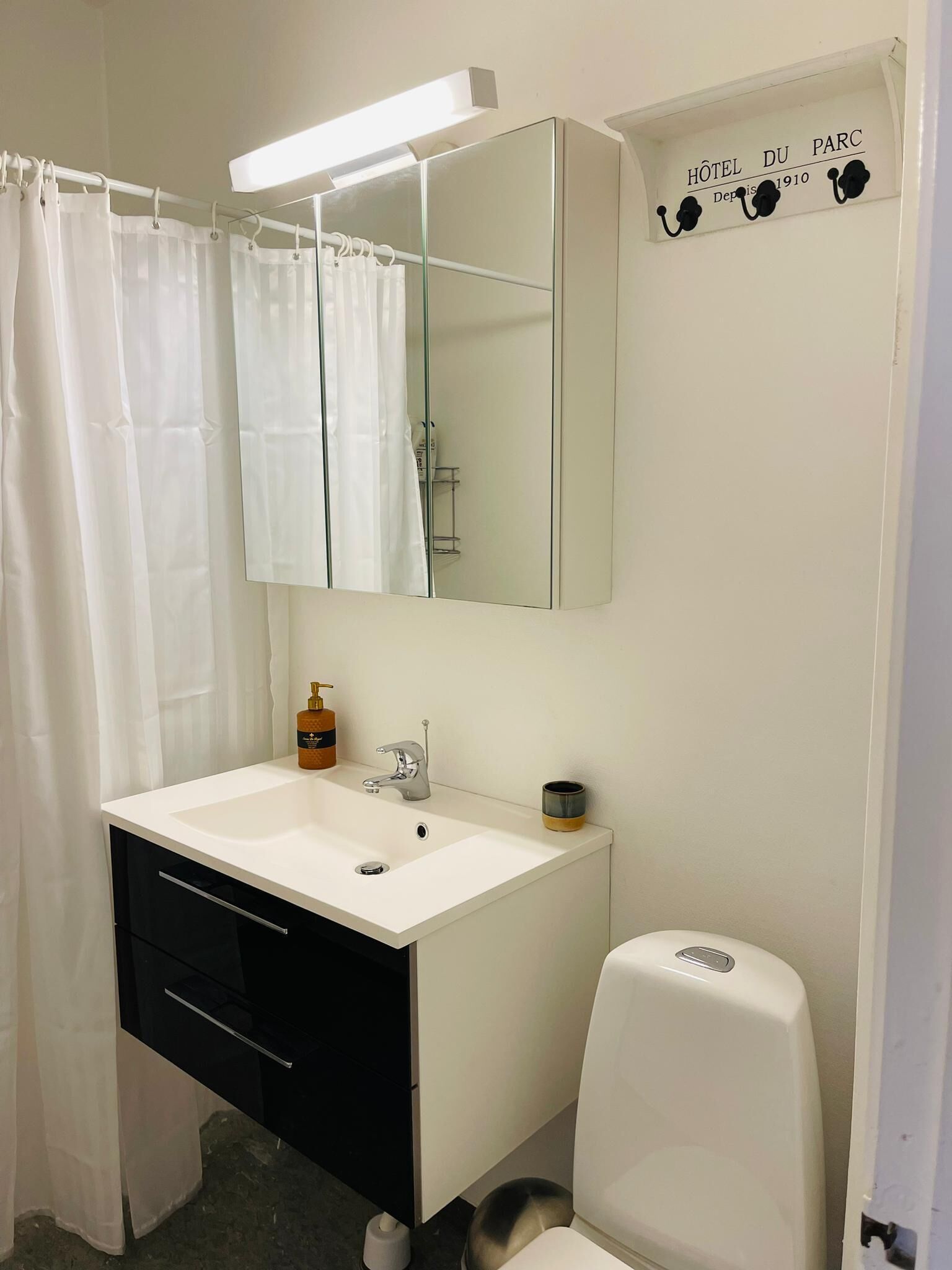 Regadera, secadora de cabello, toallas, jabón 