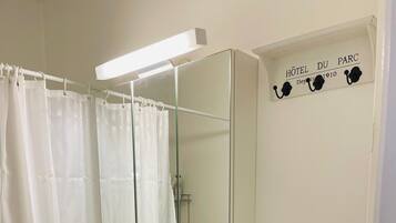 Regadera, secadora de cabello, toallas, jabón