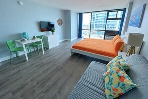 Habitació panoràmica, 1 llit de matrimoni gran i sofà llit, cuina, vistes a l'oceà | Planxa i posts de planxar i wifi gratuïta 