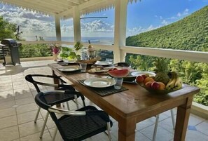 屋外ダイニングエリア