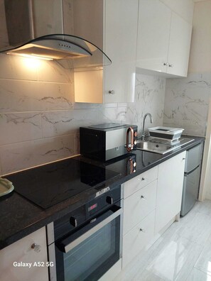 Kühlschrank, Mikrowelle, Ofen, Herdplatte