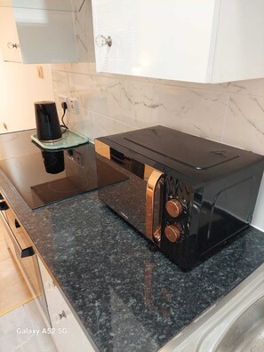 Kühlschrank, Mikrowelle, Ofen, Herdplatte