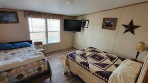 3 habitaciones, tabla de planchar con plancha, wifi y ropa de cama 