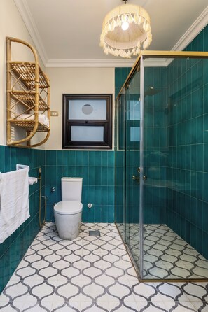 Shower, hair dryer, towels, soap - "Fancy Pyramids' view: Giza's Gem" 4 bedrooms, AC 
 (Giza)