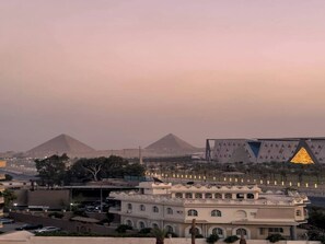 Exterior - "Fancy Pyramids' view: Giza's Gem" 4 bedrooms, AC 
 (Giza)