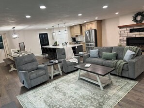 Smart TV, chimenea, futbolito y tenis de mesa