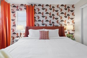 2 bedrooms, iron/ironing board, WiFi - Funky Fiesta Flat-All King Beds-Mins to DT Dallas (Dallas)