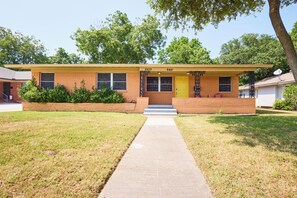 Exterior - Funky Fiesta Flat-All King Beds-Mins to DT Dallas (Dallas)