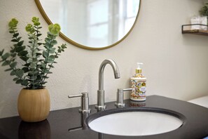 Hair dryer, towels, soap, toilet paper - Funky Fiesta Flat-All King Beds-Mins to DT Dallas (Dallas)