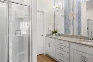 Hair dryer, bidet, towels, soap - Blue Angel Beach House-2 king suites+Fire pit+air hockey🌴 (Pensacola)