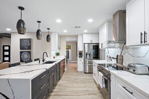 冰箱、微波炉、烤箱、炉灶