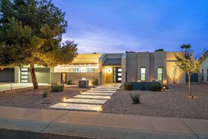 Exterior - Luxe 4BR Oasis with Private Pool, BBQ & EV Charger (Scottsdale)
