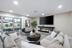 Smart TV - Luxe 4BR Oasis with Private Pool, BBQ & EV Charger (Scottsdale)