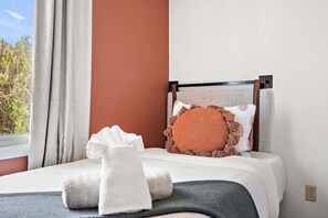 3 slaapkamers, een strijkplank/strijkijzer, gratis wifi, beddengoed