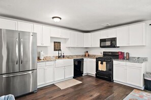 Een koelkast, een microgolfoven, een oven, een kookplaat