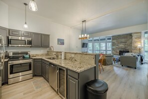 冷蔵庫、電子レンジ、オーブン、コンロ