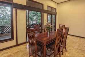 Deluxe Loft, 1 Bedroom, Kitchen, Garden View | In-room dining - Villa Mia (Ubud)