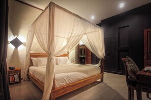 In-room safe, desk, laptop workspace, blackout curtains - Villa Mia (Ubud)
