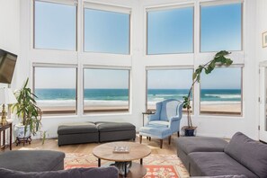 TV, fireplace, table football, ping pong - Kraken's Candle Beachfront Home (Cloverdale)