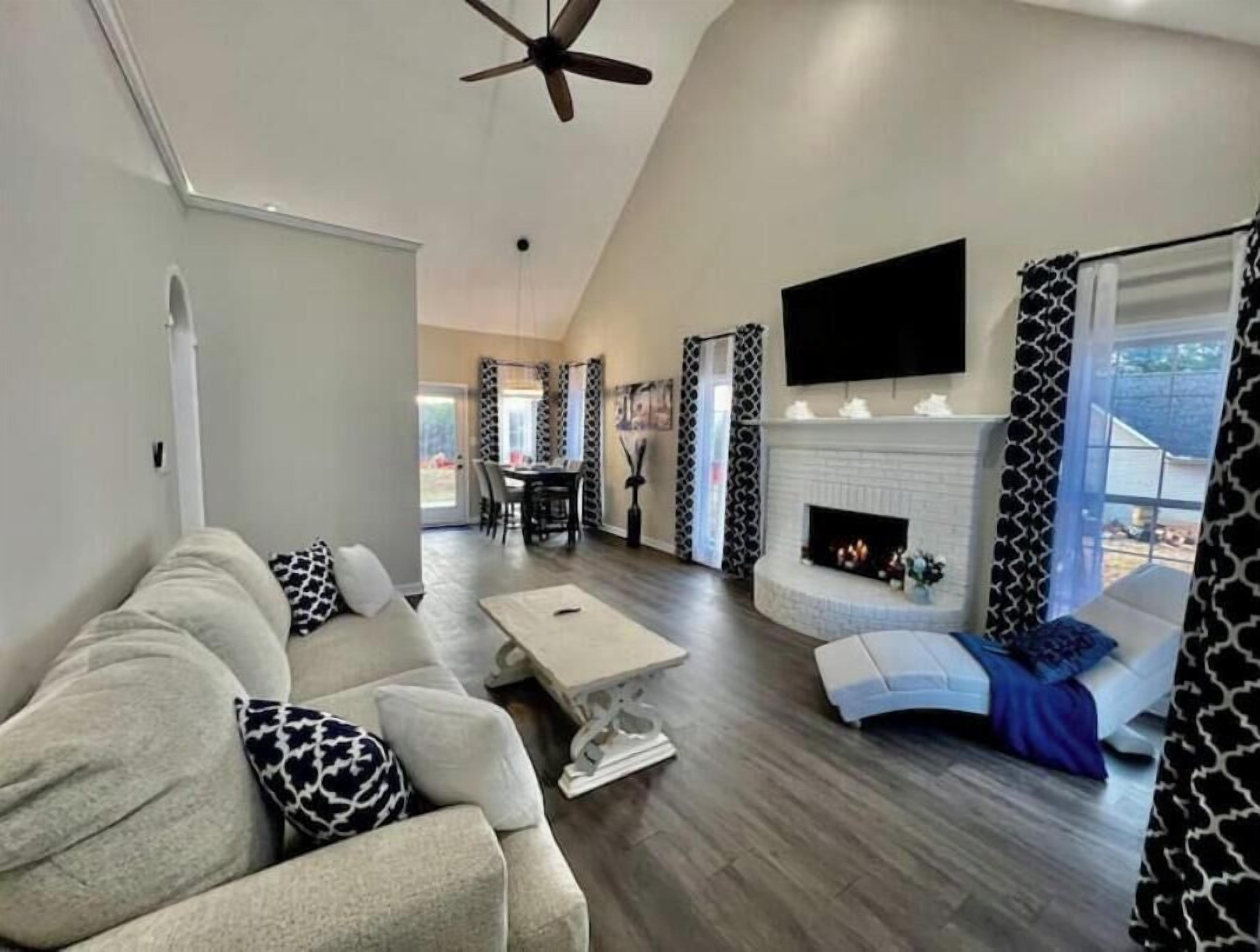 Een televisie en een open haard