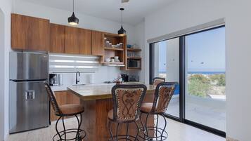 Kühlschrank, Geschirrspüler, Wasserkocher mit Kaffee-/Teezubehör