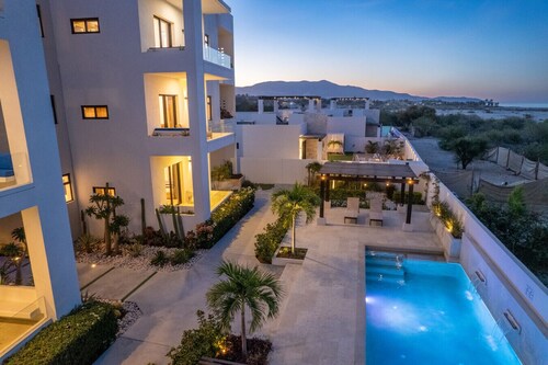 Pool Condo, just a few steps from the beach -south