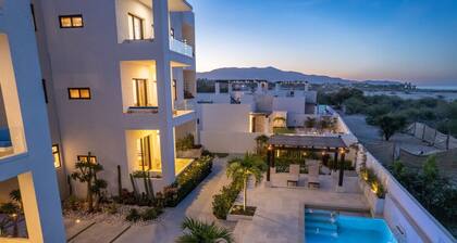 Pool Condo, just a few steps from the beach -south