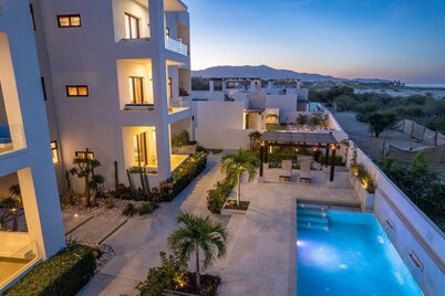 Pool Condo, just a few steps from the beach -south