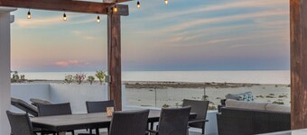 Spectacular penthouse with pool close to the beach