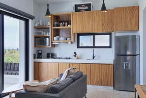 Réfrigérateur, four à micro-ondes, surface de cuisson, cafetière-théière
