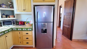 Frigorífico, microondas, horno y placa de cocina