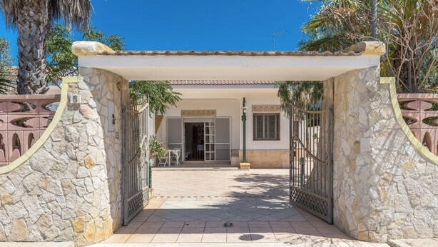 A stone-walled entrance with a tiled patio leading to a building. - 4173 Villetta Ambra by Barbarhouse (Porto Cesareo)