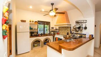 Fridge, microwave, oven, coffee/tea maker