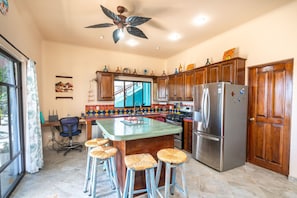 Refrigerador, microondas, horno, placa de cocina