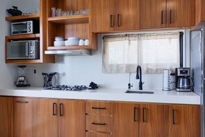 Réfrigérateur, micro-ondes, plaque de cuisson, cafetière/bouilloire