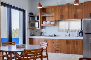 Réfrigérateur, micro-ondes, plaque de cuisson, cafetière/bouilloire