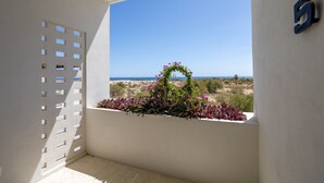 A balcony with a view of the sea, a white wall, and a blue sign with the number 5. - Pool Condo, just a few steps from the beach -north (Los Barriles)