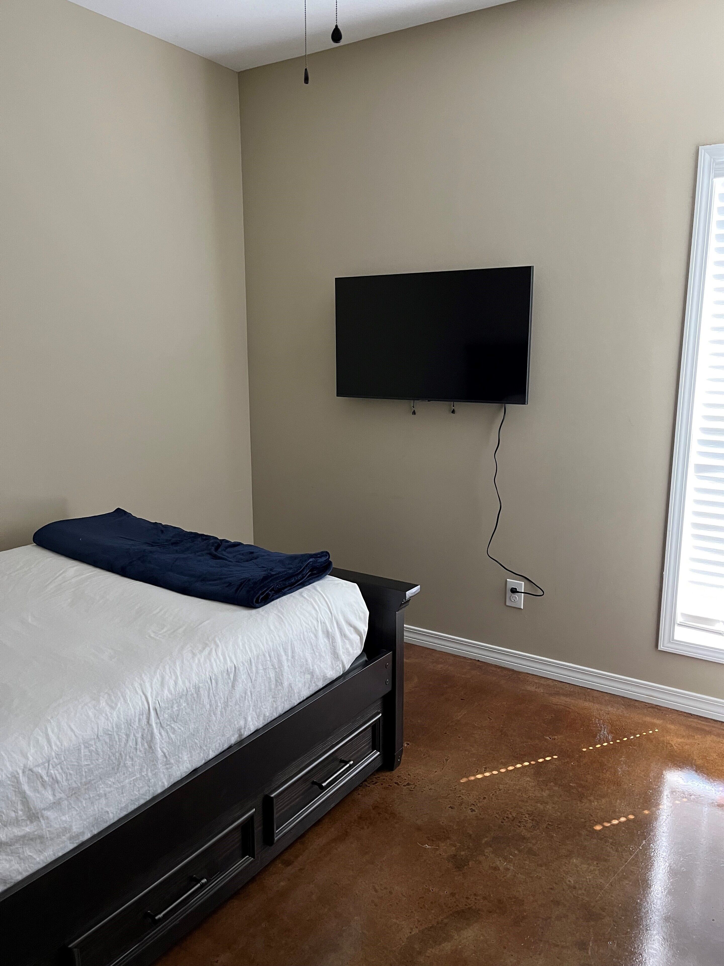 3 bedroom, 2bath house. Quiet neighborhood, close to shopping and restaurants. 