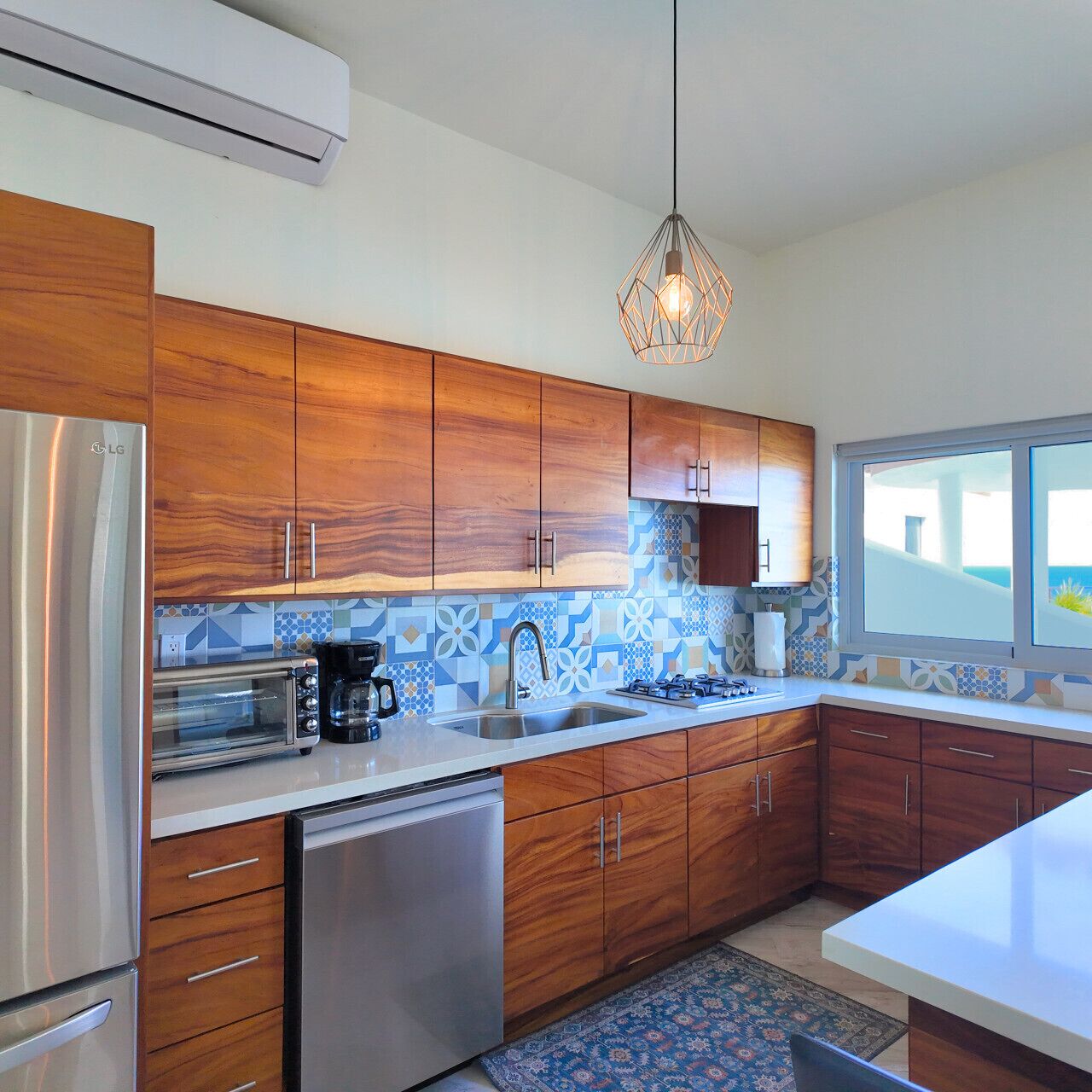 ثلاج ة، غسالة أطباق، ماكينة لصنع القهوة/الشاي، محمصة خبز