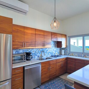 Réfrigérateur, lave-vaisselle, cafetière/bouilloire, grille-pain